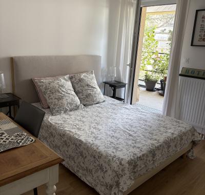 Chambre sur terrasse et salle de bain privative