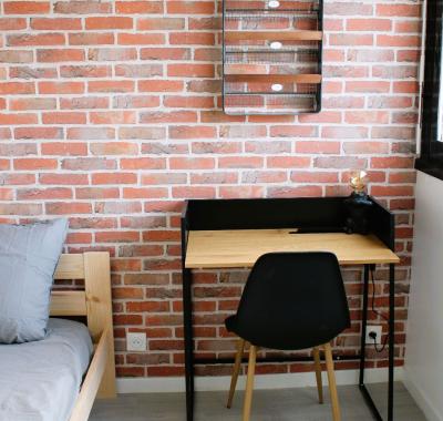 Chambre meublée industrie pour une colocation
