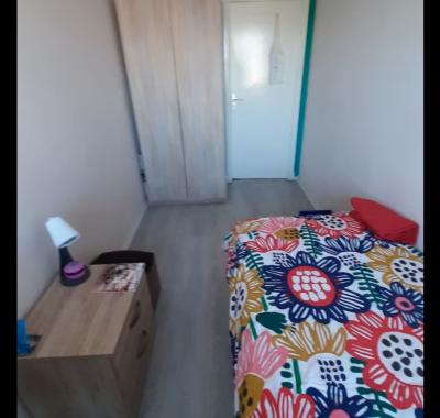 Chambre a louer pour fille / room to rent for a girl