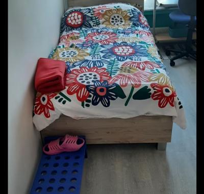 Chambre a louer pour fille / room to rent for a girl