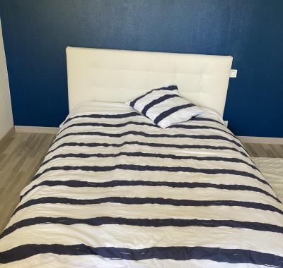 Chambre 30 m2 et une salle de bain et toilette sur le même palier