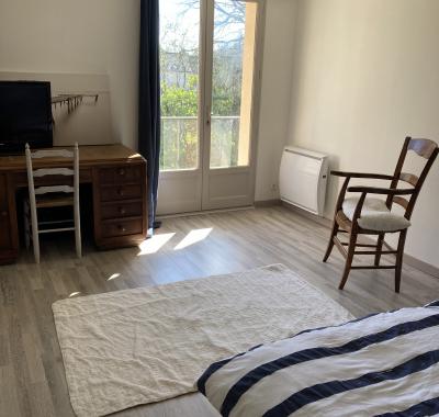 Chambre 30 m2 et une salle de bain et toilette sur le même palier