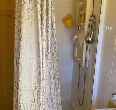 Chambre 30 m2 et une salle de bain et toilette sur le même palier