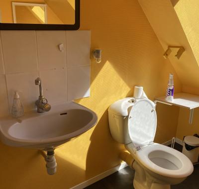 Chambre 30 m2 et une salle de bain et toilette sur le même palier