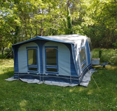 Caravane dans Jardin Spacieux