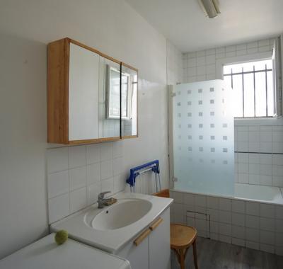 Chambre de 10m2 avec balconnet dans joli F4 traversant