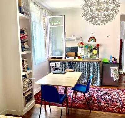 35m2, 2 personnes maximum, à 2 mn de la ligne de métro 11