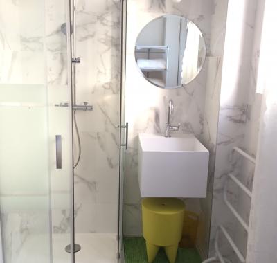 35m2, 2 personnes maximum, à 2 mn de la ligne de métro 11