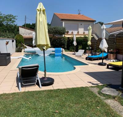 Chambre dans belle maison de ville au calme