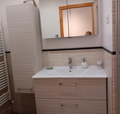 Belle chambre avec salle de bain dans grand pavillon moderne