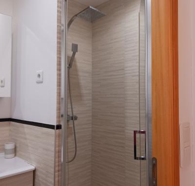 Belle chambre avec salle de bain dans grand pavillon moderne