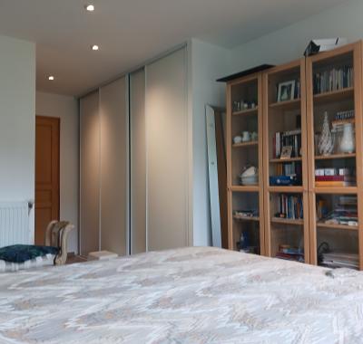 Belle chambre avec salle de bain dans grand pavillon moderne