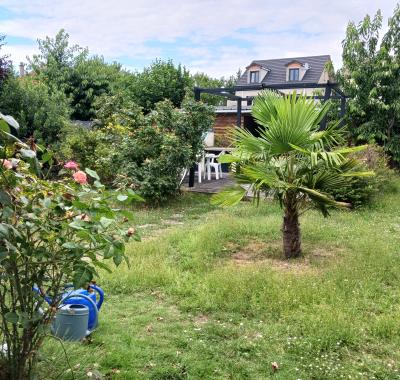 Belle chambre avec salle de bain dans grand pavillon moderne