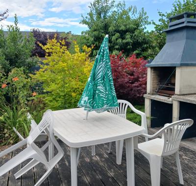 Belle chambre avec salle de bain dans grand pavillon moderne