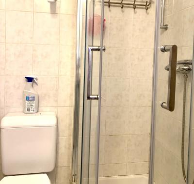 Petite chambre salle de bain dans maison