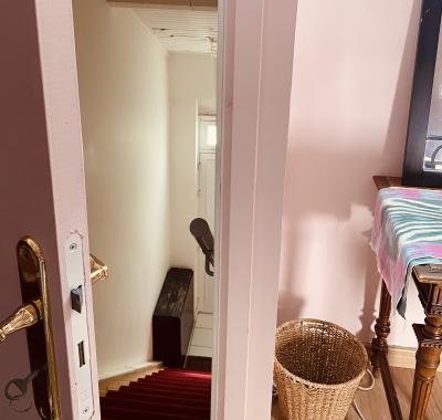 Petite chambre salle de bain dans maison