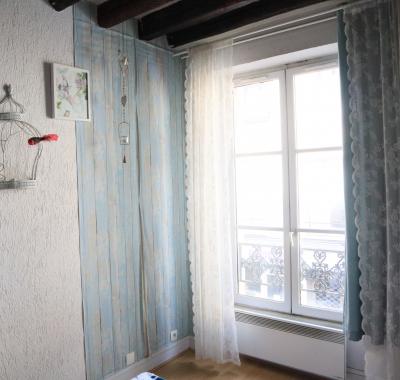 Chambre meublée chaleureuse et apaisante