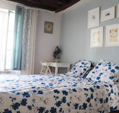 Chambre meublée chaleureuse et apaisante