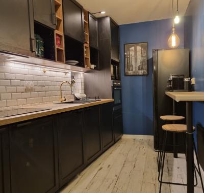 Chambre meublée chaleureuse et apaisante