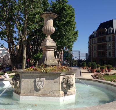 Chambre meublée chaleureuse et apaisante