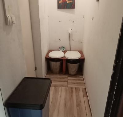 Coin couchage chez l’habitante dans grande maison coloréee