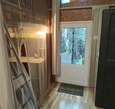 Coin couchage chez l’habitante dans grande maison coloréee