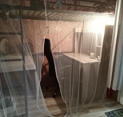 Coin couchage chez l’habitante dans grande maison coloréee