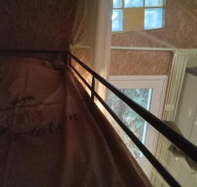 Coin couchage chez l’habitante dans grande maison coloréee