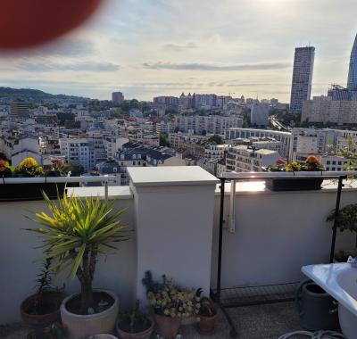 PARIS LA DEFENSE 3 MINUTES METRO ESPLANADE DE LA DEFENSE