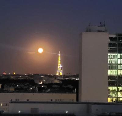PARIS LA DEFENSE 3 MINUTES METRO ESPLANADE DE LA DEFENSE
