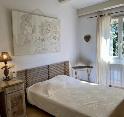 Chambre très lumineuse indépendante en rez de jardin