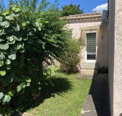 Chambre très lumineuse indépendante en rez de jardin