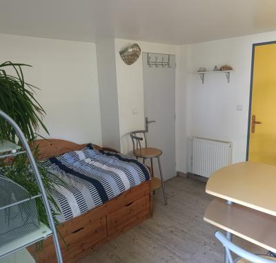 STUDIO meublé, cuisine, calme, jardin - 10 mn AEROPORT 10 mn, 5mn MIN