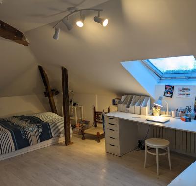 Très grande chambre climatisée, au calme dans maison avec jardin