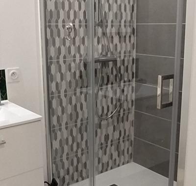 Chambre en rez de jardin avec salle de bain