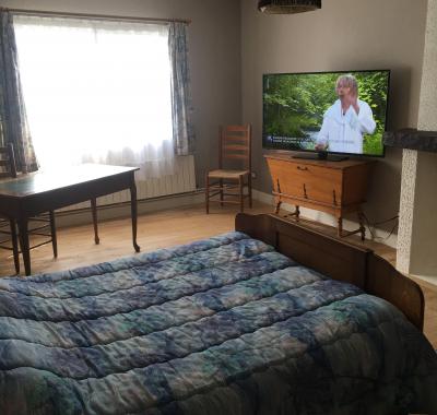 Chambre spacieuse avec coin bureau