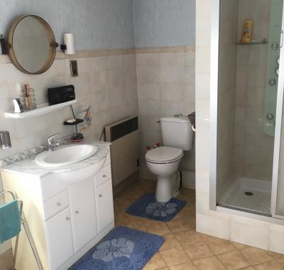 Chambre spacieuse avec coin bureau