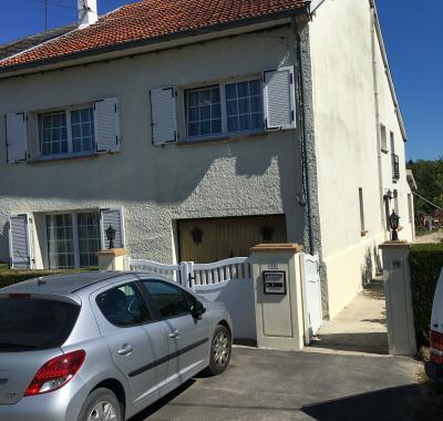 Chambre spacieuse avec coin bureau