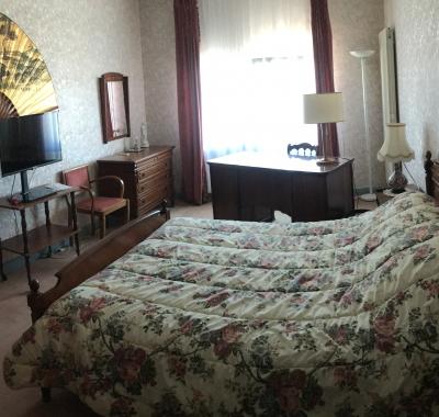 Chambre spacieuse avec coin bureau