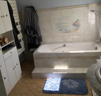 Chambre spacieuse avec coin bureau