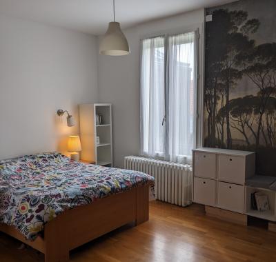 Grande chambre climatisée, au calme dans maison avec jardin