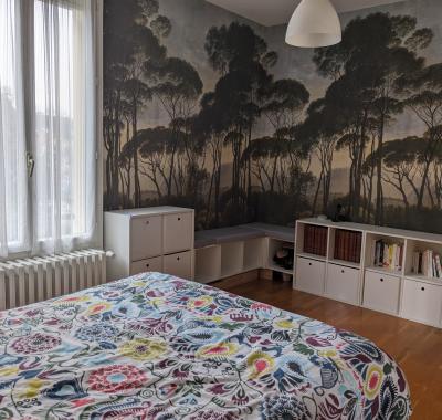 Grande chambre climatisée, au calme dans maison avec jardin