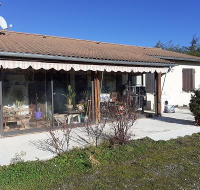 Grande chambre dans maison lumineuse