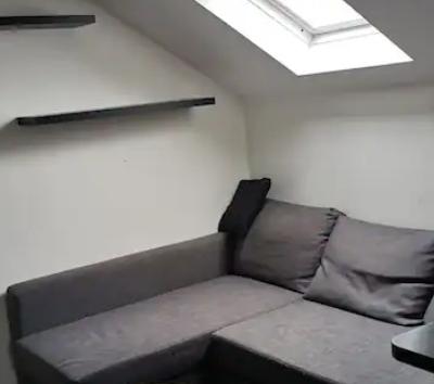 Salon à louer puis  chambre