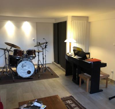 Etage indépendant dans maison spacieuse avec jardin et piscine.