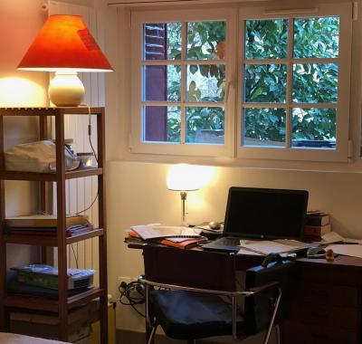 Etage indépendant dans maison spacieuse avec jardin et piscine.