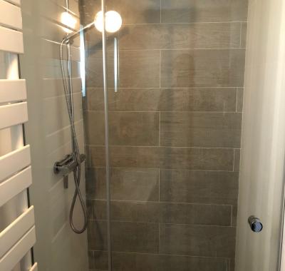 Etage indépendant dans maison spacieuse avec jardin et piscine.