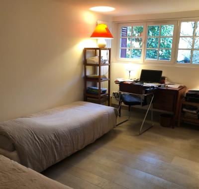 Etage indépendant dans maison spacieuse avec jardin et piscine.