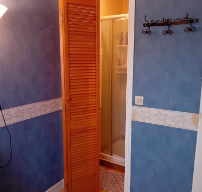 Chambre à louer avec salle de douche