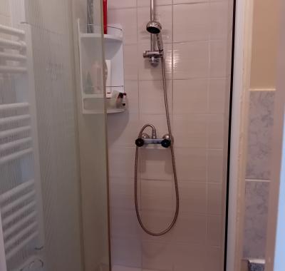 Chambre à louer avec salle de douche